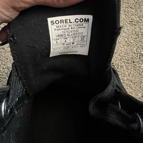 Brand new Sorel boots. Never worn - Picture 2 of 2
